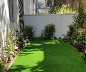 דשא סינטטי בדירת גן