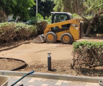 עיצוב והקמה של גינת בניין - לפני